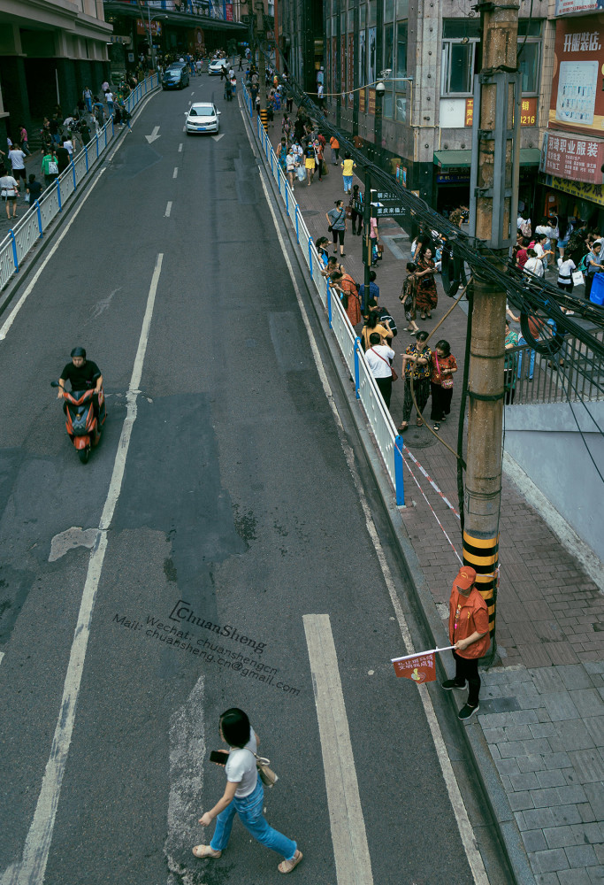 与新华路2011年,重庆政府选择了南岸区迎龙镇,作为朝天门市场的新去处