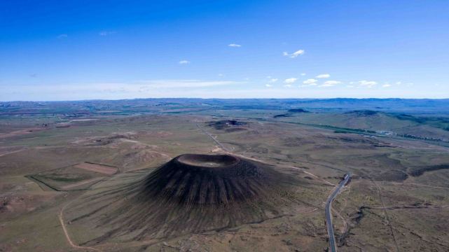 察哈尔火山地质公园建于2014年,是个集爱国主义教育,火山地质生态保护