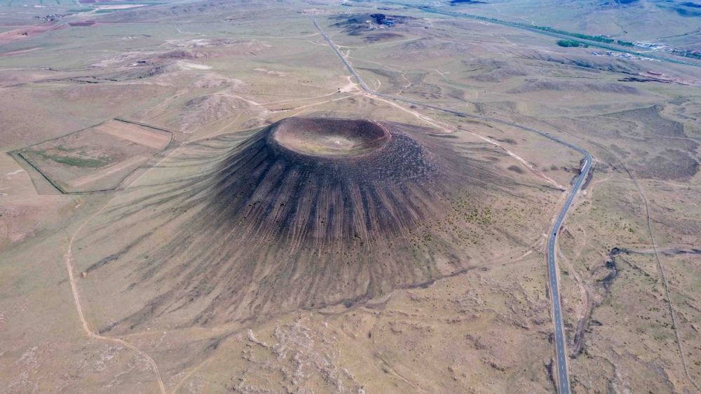 内蒙古藏了个火山群,是个人少景美的好地方,多数人都没去过!_腾讯新闻