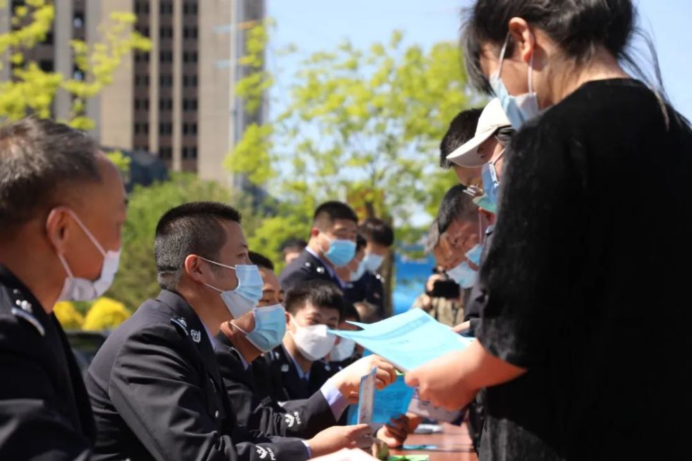 吉圣亚同志孙亭同志参加反有组织犯罪法集中宣传日活动