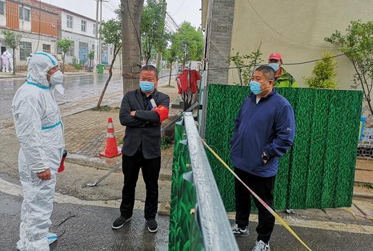 狼城岗镇机关干部都说"白钢林书记就像不知疲倦,从早到晚不是在现场