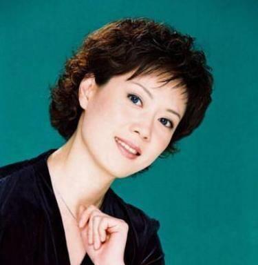 李文静央视俏皮美女主持因直播竖中指惹争议47岁仍无儿无女