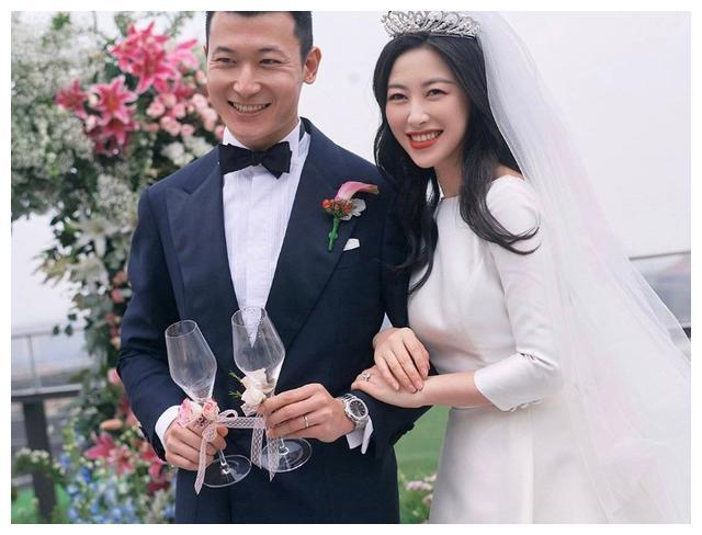 很完美的身材,生下女儿小小珠之后更是有魅力,老公王昀佳专门负责带娃