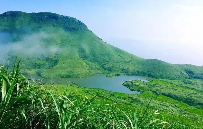 福建嵛山岛这里一半是海水一半是草甸