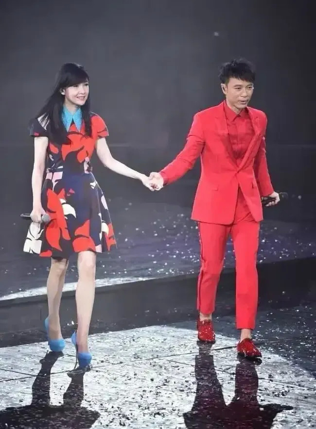 就这样,刘德华赞助了李克勤演唱会,这让李克勤很感动,华仔不仅帮过李
