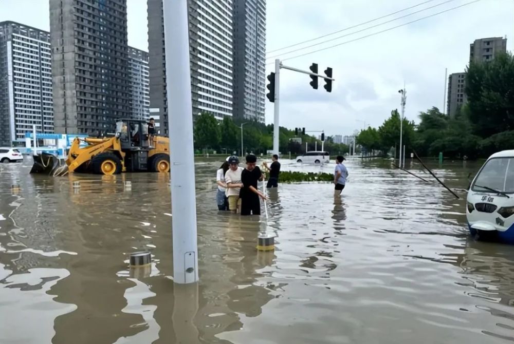 河南郑州暴雨出租车飘在水面上我一转身车子就没了