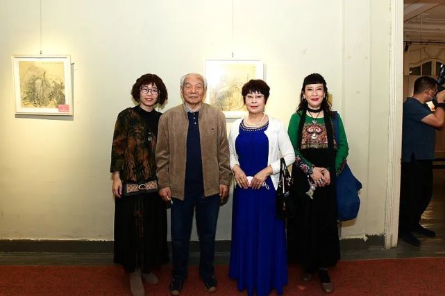 左起:李响,金洪跃,孙岩,武岱在画展现场.王振德,梦玉在画展现场.