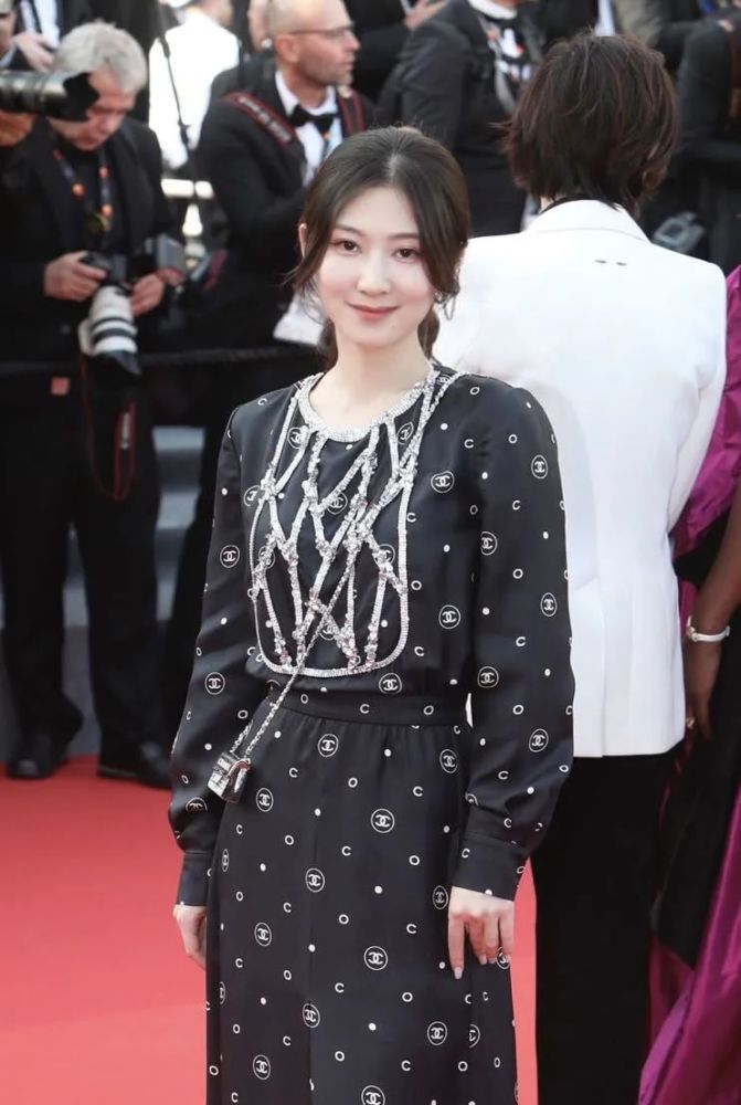 浩淼计划签约导演陈剑莹亮相戛纳电影节开幕式红毯