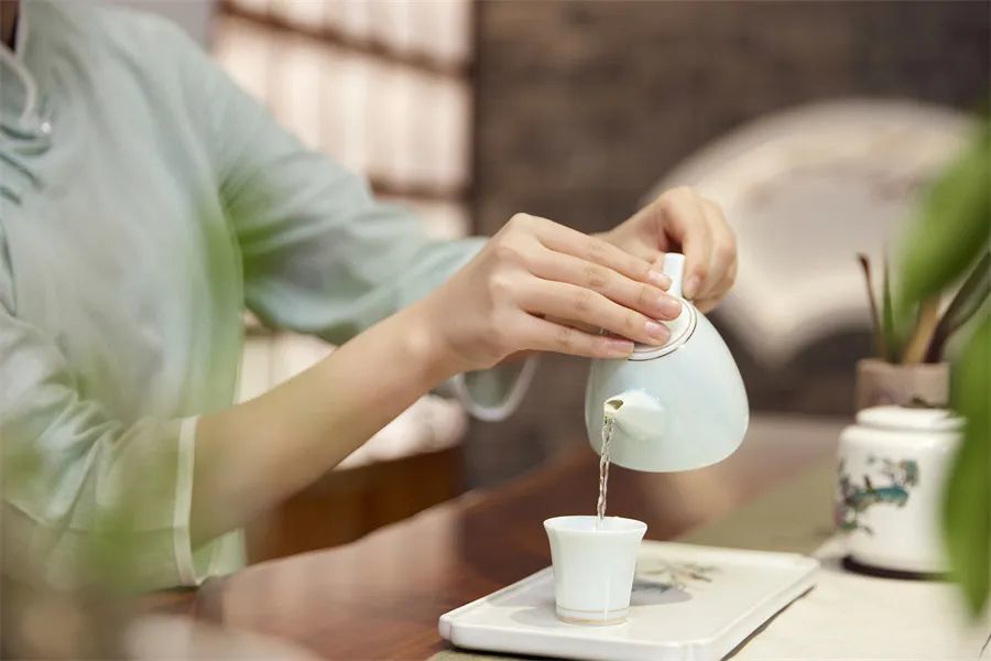 非要做某个动作,非要用某种手法泡茶,非要如此端茶,非要如此喝茶,才
