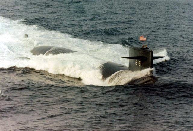 上图:美国"小鲨鱼"级核潜艇.