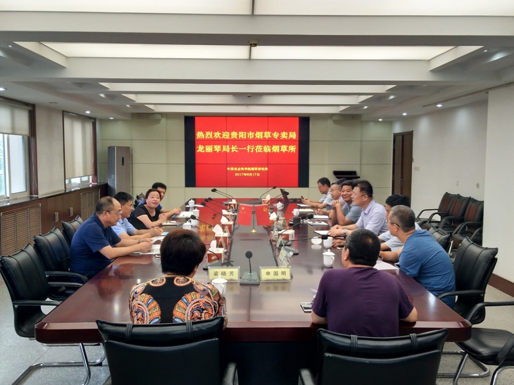 龙丽琴(左三)富滇银行股份有限公司原党委委员,副行长曹艳丽接受审查
