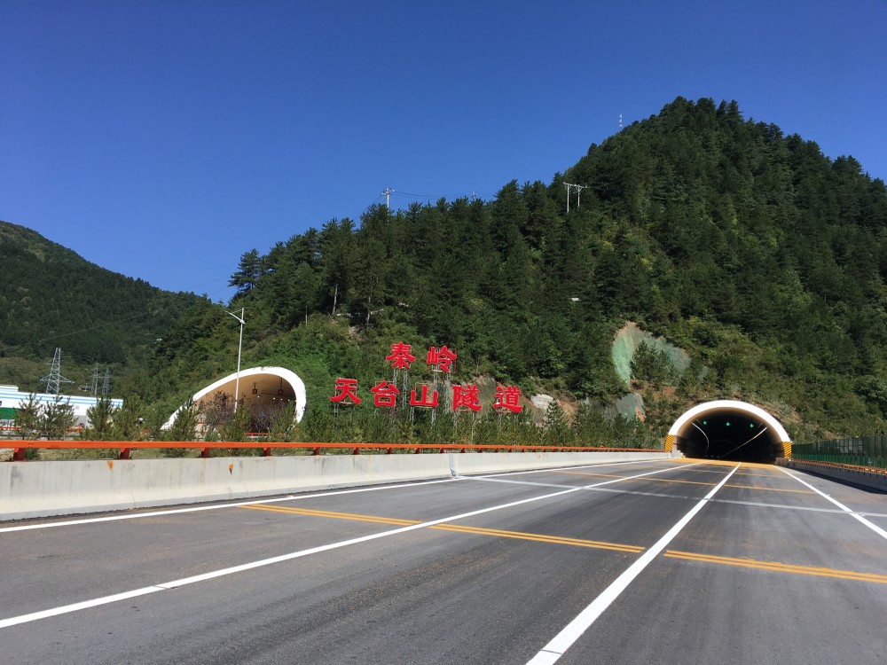 天台山隧道是宝坪高速公路的控制性工程,净宽14米,净高5米,设计速度为