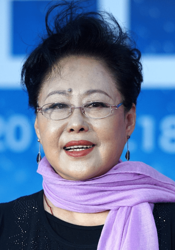 斯琴高娃虽然老态明显但气质一般人比不了一袭黑裙气场十足