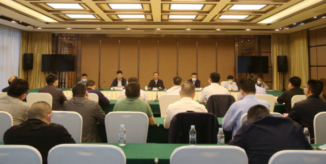 县领导冯吉光,冉靖,白明胜,任孝云参加会议.