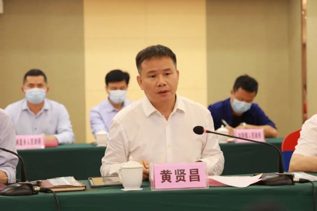 座谈会上,黄贤昌汇报河池市林业工作情况,蓝如帅汇报天峨县林业发展