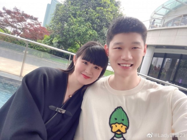 胡金秋妻子晒出两人合照:二人世界