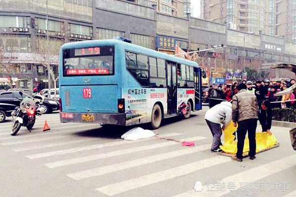 昨天下午去接孩子就知道了这件让人痛心的交通事故,一死一伤,小学二