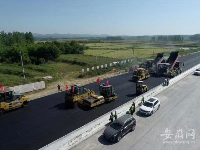 s329(原s366)合六南通道项目摊铺沥青路面据介绍,s329(原s366)合六南