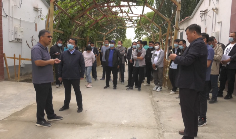 麦盖提县政协主席开萨尔·马木提,县委常