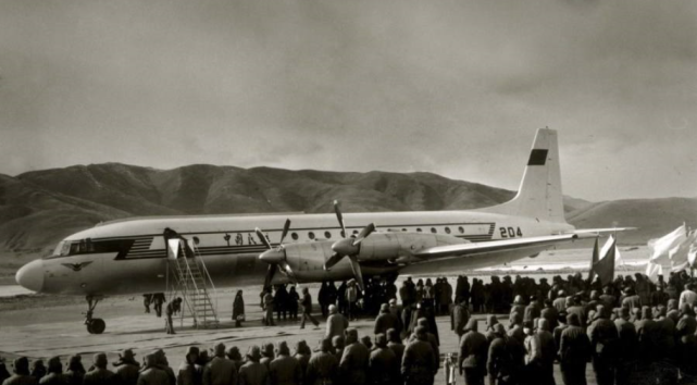 -204号机1982年12月21日,民航第8飞行大队伊尔-18型b-202号飞机在广州