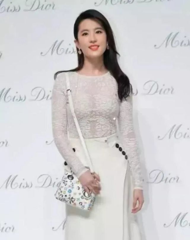 刘亦菲微胖发福,一身白裙,优雅女神回来了