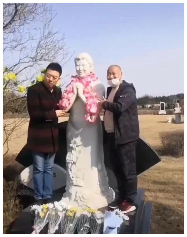 高秀敏逝世17年徒弟扫墓神情悲伤为何至死都没跟赵本山和解