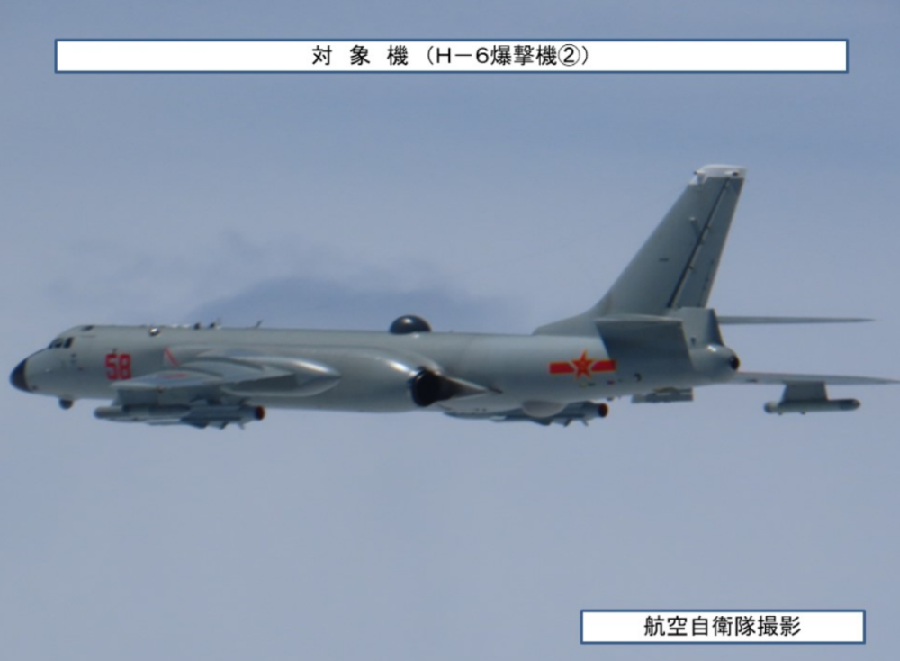 中国轰炸机在太平洋 画了一面小旗
