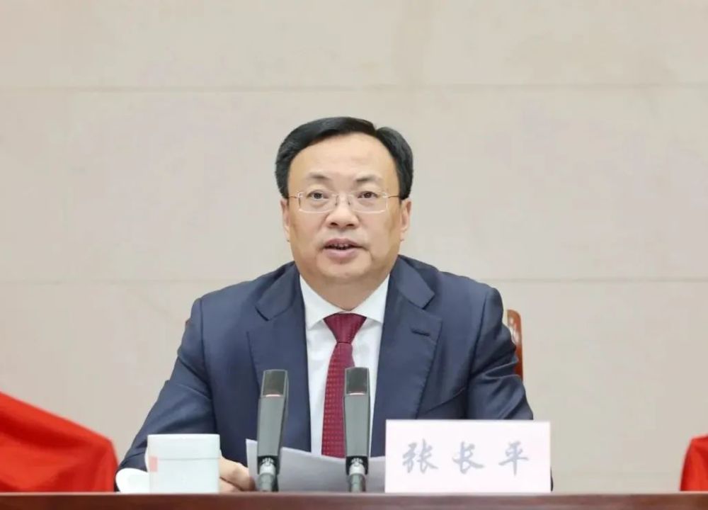 市委书记张长平提议,向受表彰的先进集体和先进个人,表示热烈的祝贺!