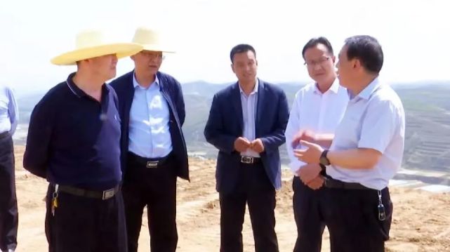 县委副书记,县长田学荣参加座谈会,副县长陈定川陪同调研.