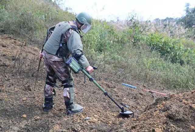 美国一家公司特为英军赶制了10部 新型非金属探测器,这是一种地雷与