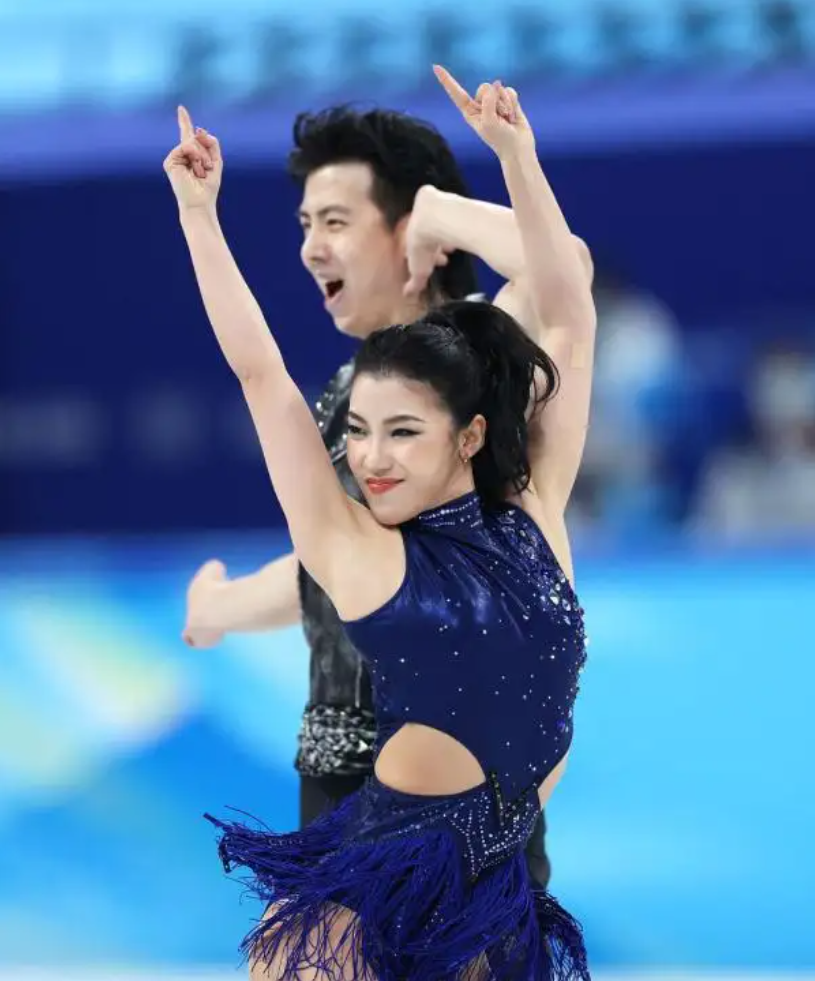 原地结婚王诗玥柳鑫宇520拍时尚照大柳偷偷玩玥玥头发疯狂撒糖