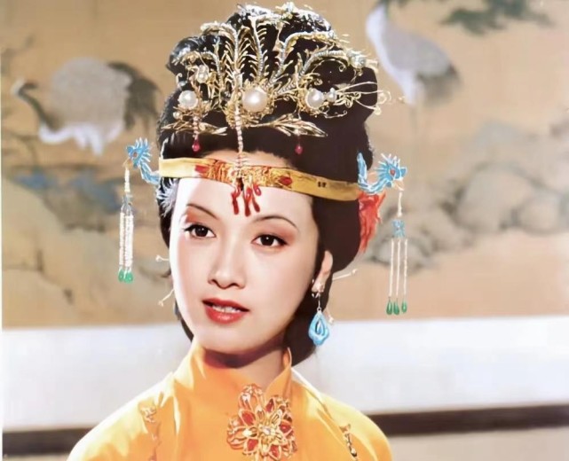 精明伶俐,颇具管理才能和治家方法,曹公写道"金紫万千谁治国,裙钗一二