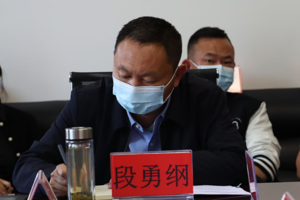 盐源县委副书记,县长段勇纲,副县长谢伦春,以及县级单位负责人在盐源
