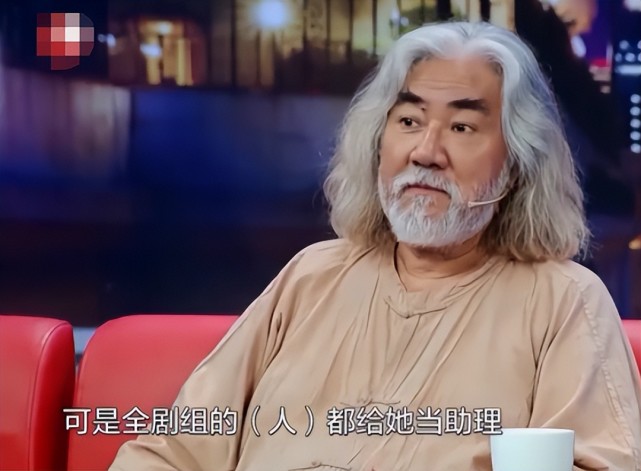 在接受采访时,导演张纪中回忆道"别的明星都带一堆助理,她却独来独往