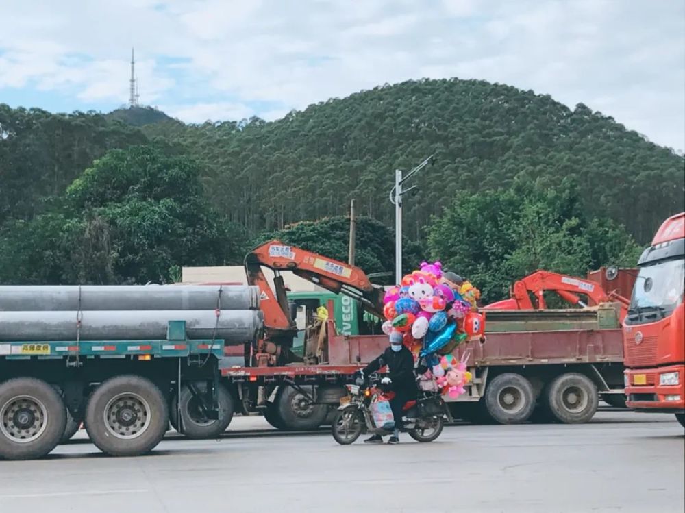 傅永财,服务于汕尾市陆丰市陂洋镇开往其他镇的公交车陆续驶离,回家