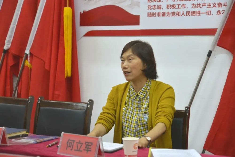 活动最后,体育名师工作室主持人何立军老师组织工作室全体成员学习了