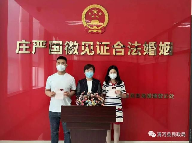 为了提高新人对婚姻登记的认识,增强对婚姻家庭责任意识,副县长李炯娜