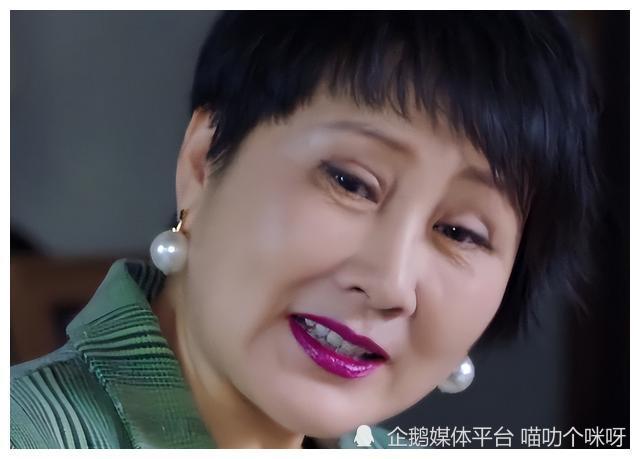 新居之约60岁的张凯丽浓妆艳抹大红唇重眼影有点辣眼睛