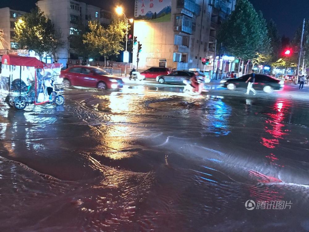 郑州窨井突发大水 路面瞬间变"黄河"