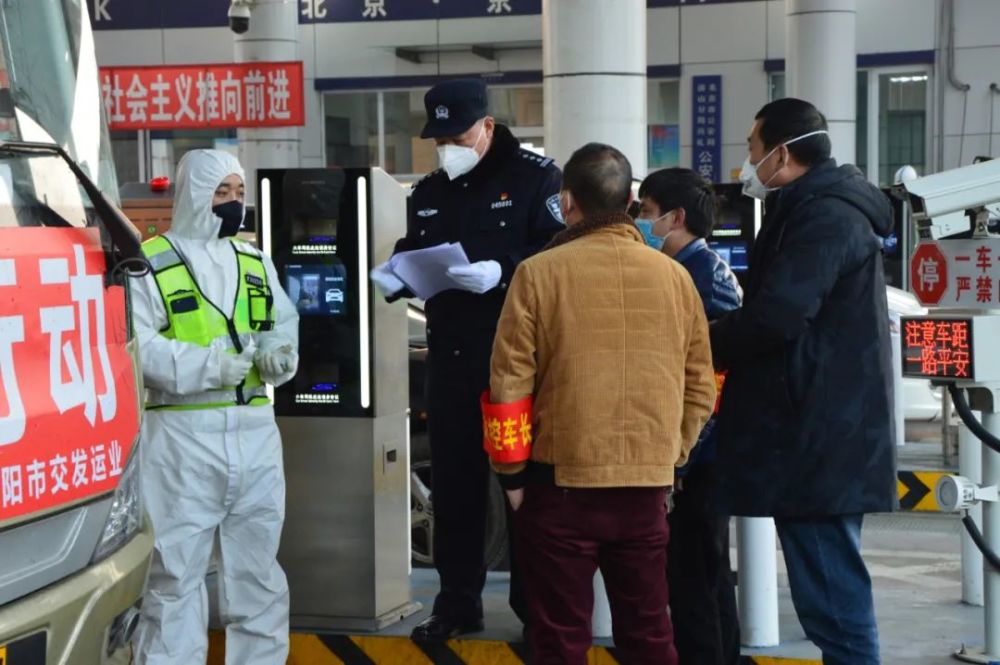 一次凌晨,民警宋立刚,杨帅男在对进京车辆例行检查时发现一辆车内的