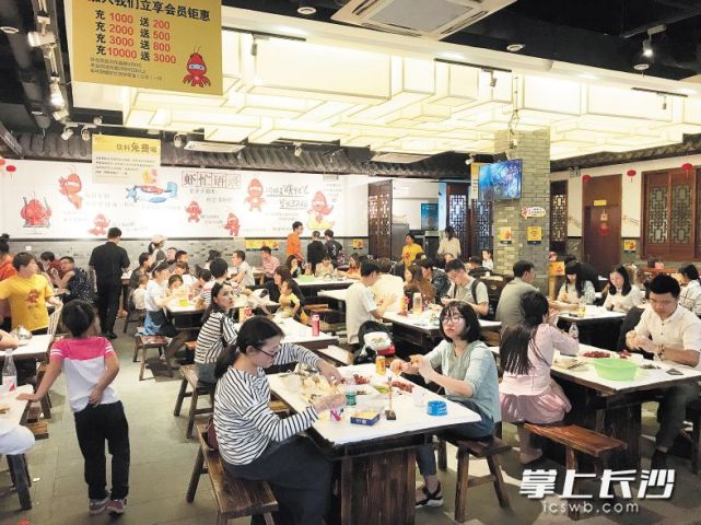生蚝小龙虾引爆长沙夜宵店 消费者甘心撒钱