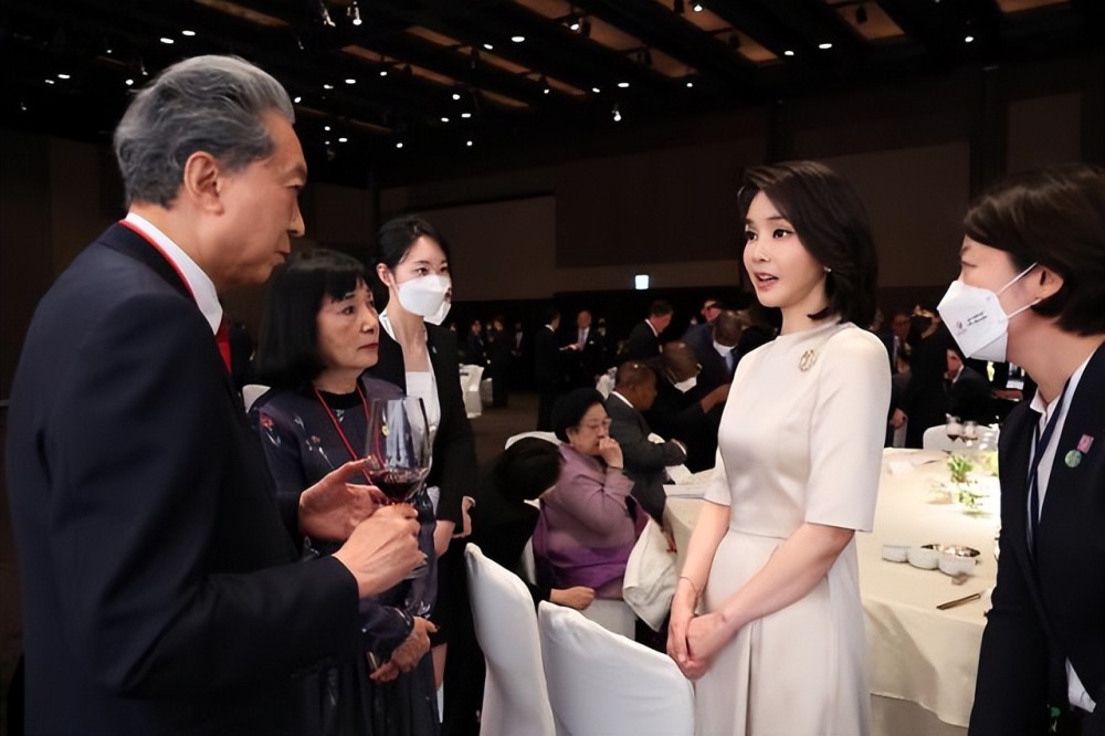 韩国第一夫人金建希再度美出圈穿雨衣都藏不住美貌湿发造型太帅气