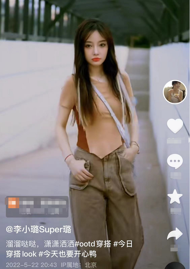 一身造型也显得特别的休闲时尚,不得不感叹李小璐的穿搭魅力,既显身高
