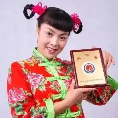 魏青艳《瓜女子》夸张中见真实幽默中寓深情(附精彩视频)