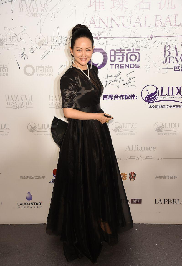 王志飞妻子温柔又甜美穿裙装看出身材多挺拔有小娇妻的感觉