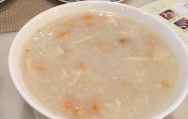 茅根粥是广东东莞特有的一道传统名点,当地人早餐最爱吃它,一般是用