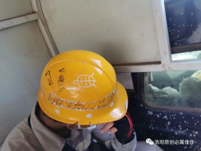 国旗色石头印尼员工的工作服及安全帽涂鸦当然也还是有很不错的印尼人