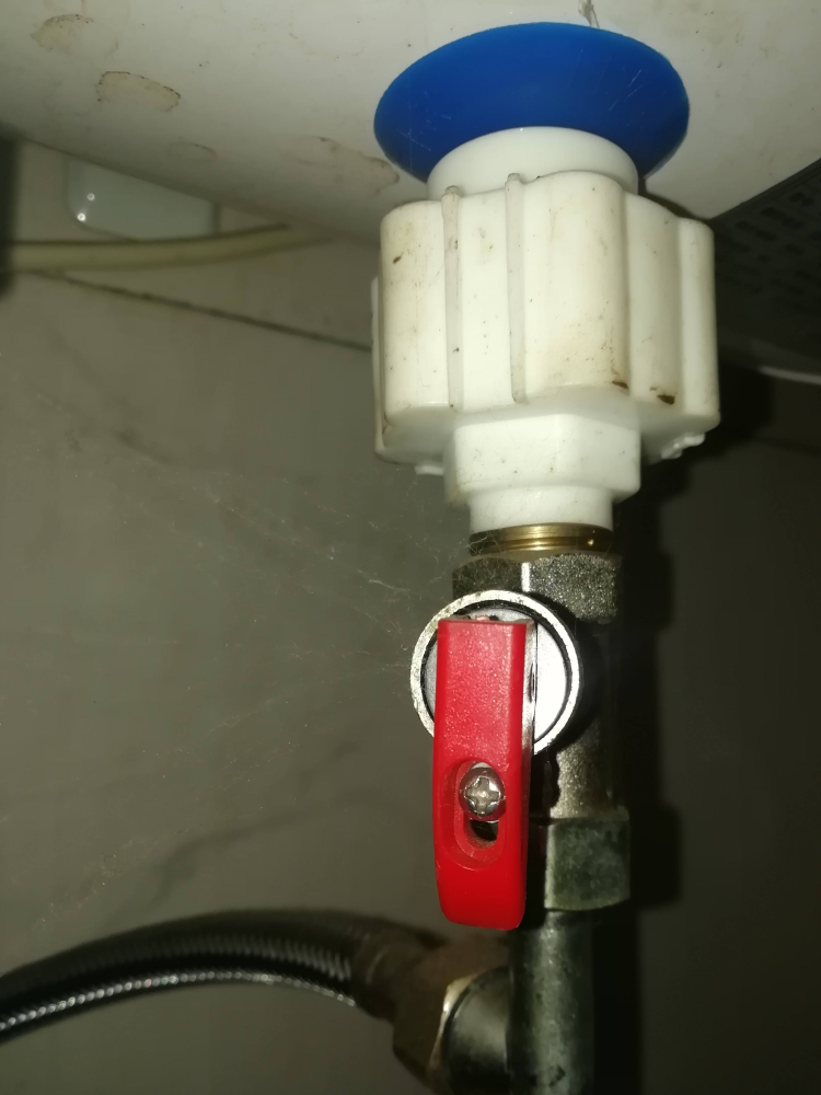 电热水器安全阀漏水能堵住吗