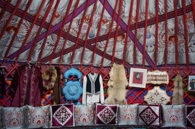 手工编制绣娘们充分利用"宅家"时间进行刺绣刺绣是哈萨克族妇女人人
