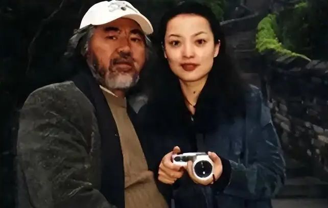 这样算下来,71岁的张纪中有过三段婚姻,与前妻樊馨蔓有一儿一女,还有